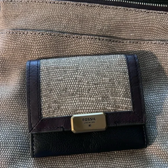Fossil Brown Leather and Metallic Gold Crossbody Bag and Matching Wallet - Picture 2 of 10